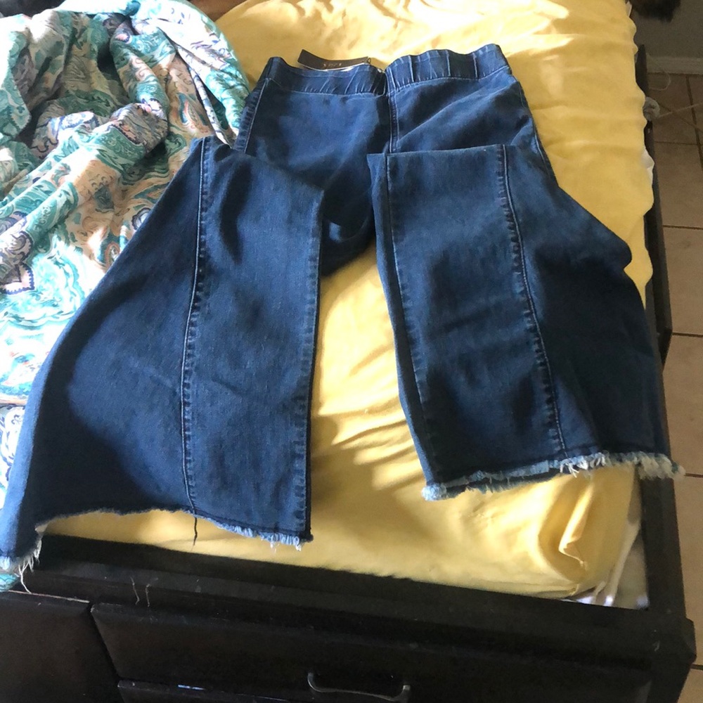 Elastic waist band, bell bottom flare.